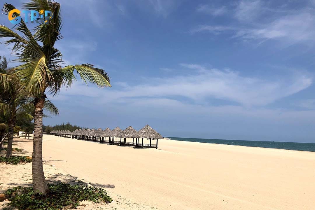 Ho Coc Beach offers a pristine, photogenic, and peaceful coastal escape, defined by its wild rock formations, fresh air from the nearby Binh Chau - Phuoc Buu nature reserve